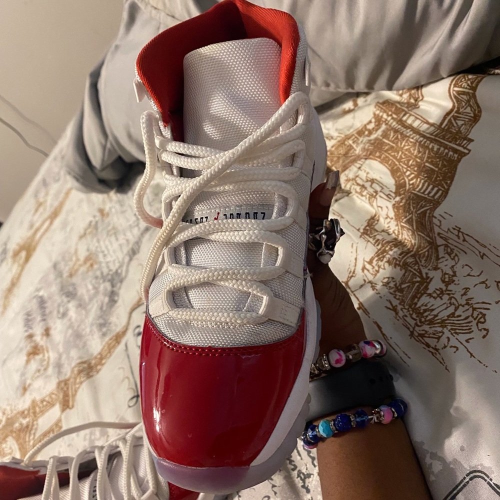 Jordan cherry 11’s size 7. Red and white